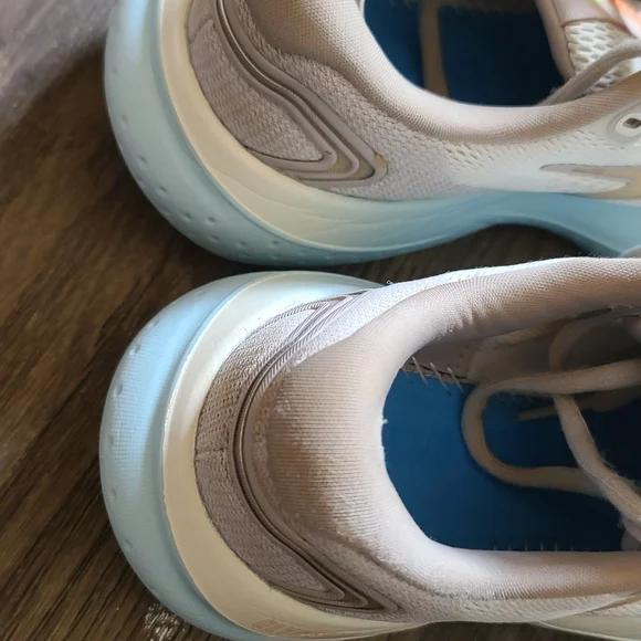 Brooks Women’s Lightweight Neutral Running Shoe - Pale Pink - Picture 6 of 9